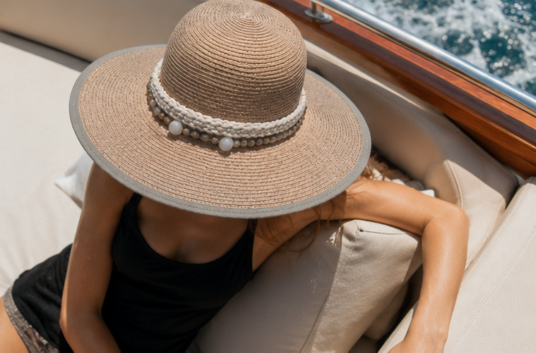 Sombrero con Cinta Bordada y Perlas