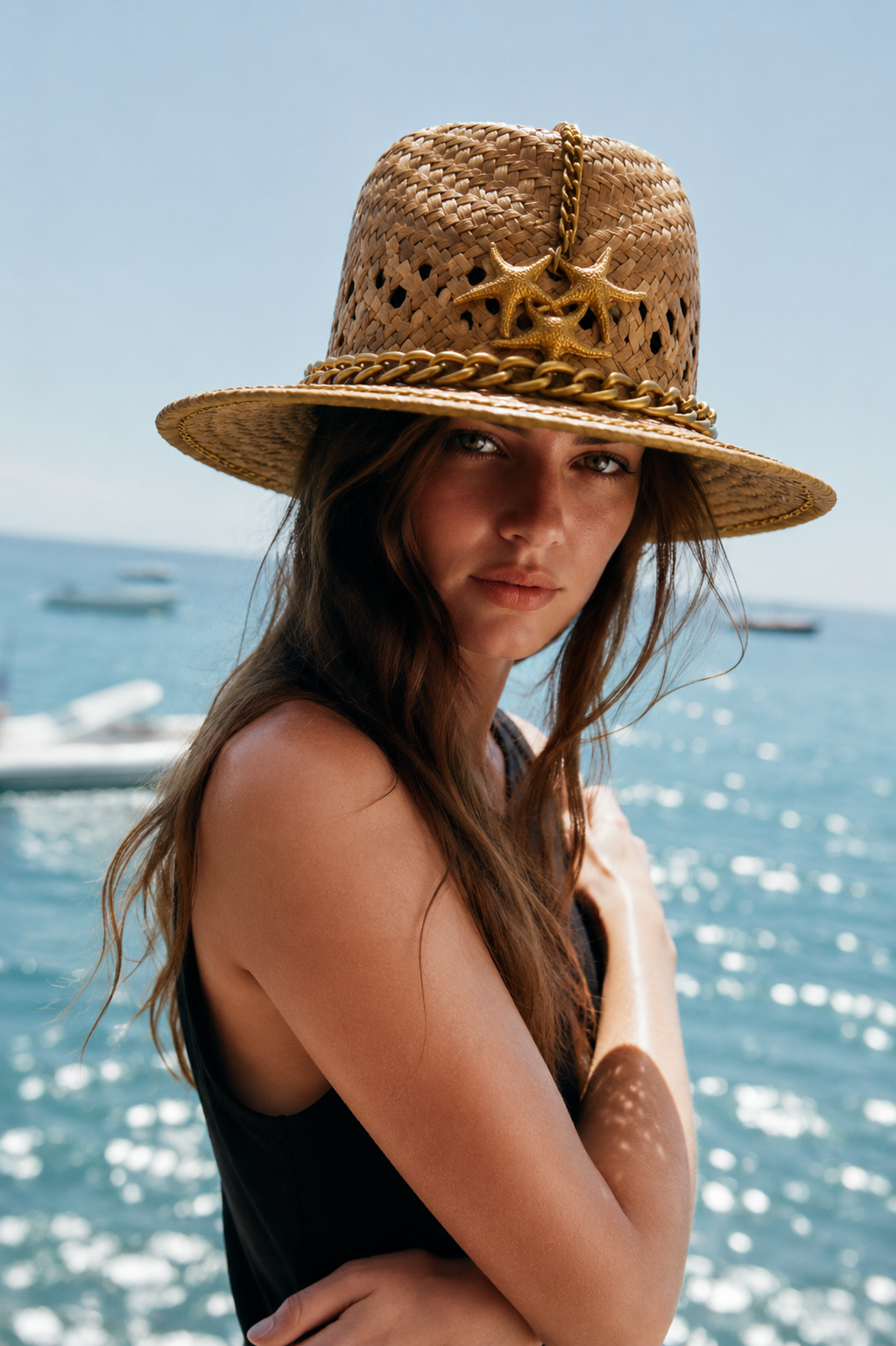Sombrero Fedora Artesanal de Paja Natural con Cadenas Doradas y Estrellas Marinas