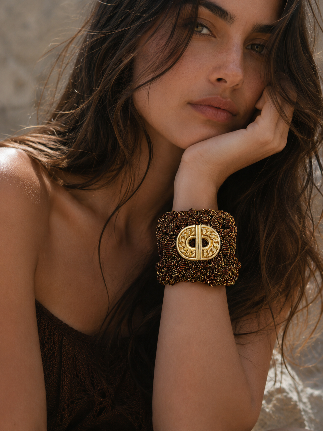 Brazalete Ancho de Textil Trenzado con Hebilla Ornamental Dorada