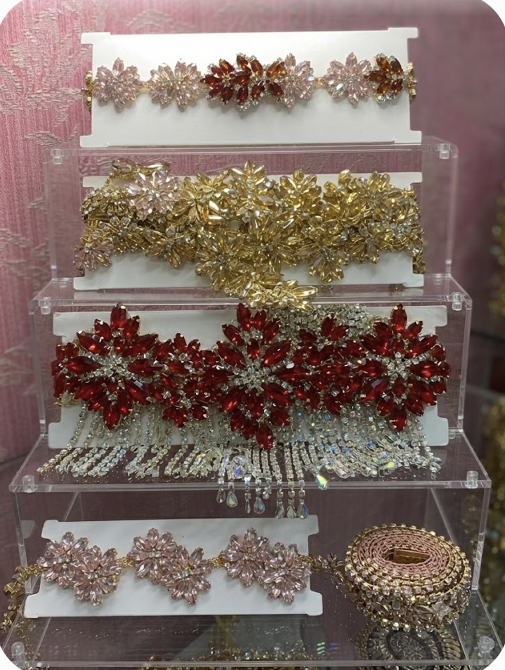 Galón con cristales y piedras engarzados