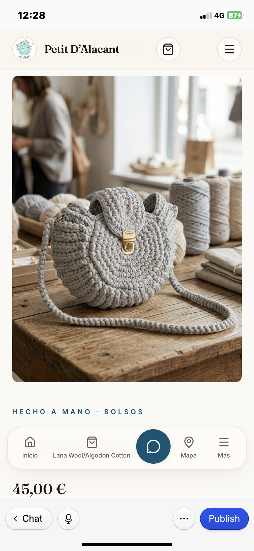 Bolso Crochet Gris con Broche Dorado
