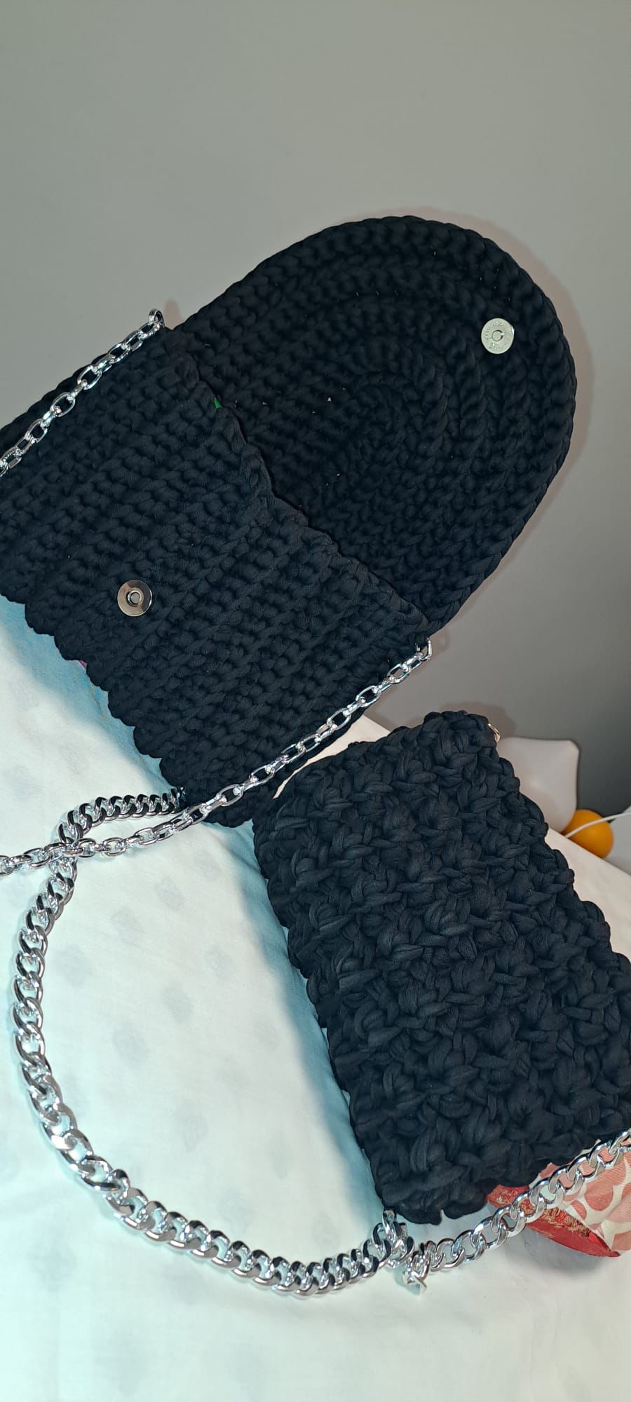 Bolso de Trapillo Negro con Cadena Plateada